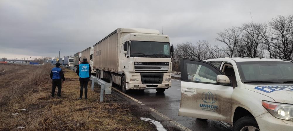 UNHCR & OCHA facilitate a humanitarian convoy to the non-government-controlled area through the Entry-Exit Checkpoint 'Shchastia'. Photo: © UNHCR