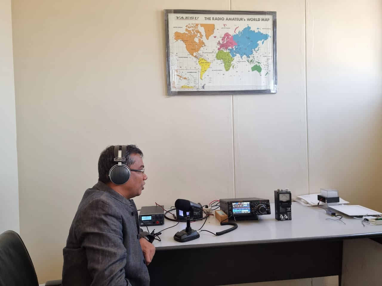 The first ham radio station for disaster response is tested in INCM office, Mozambique. Photo: WFP/Ali Ogul