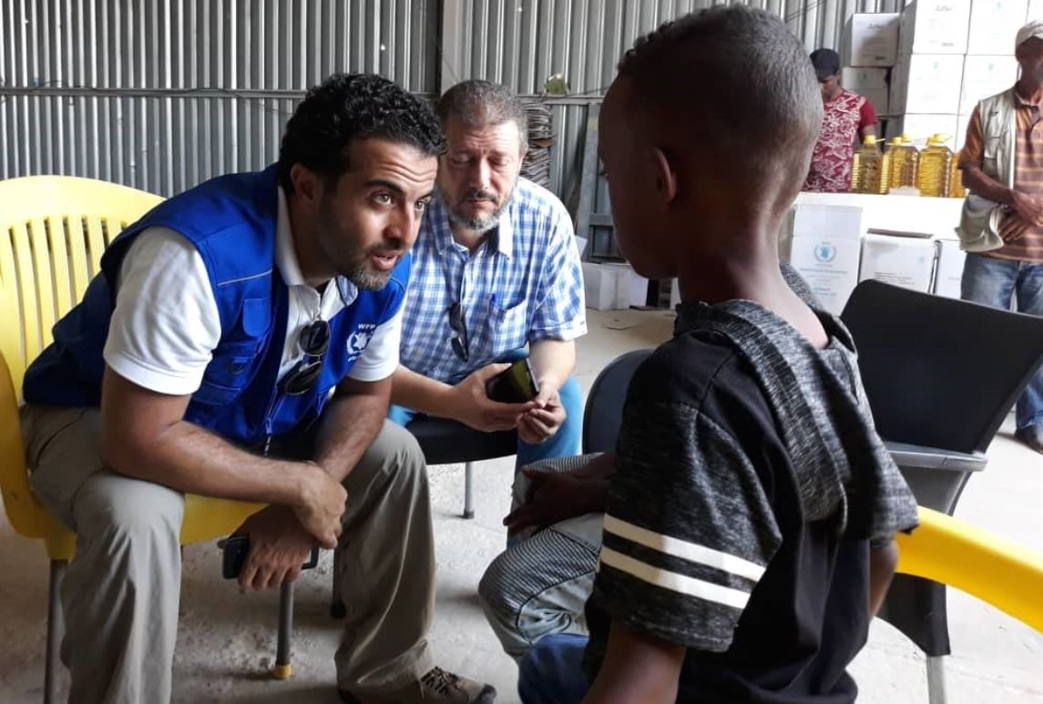 WFP staff and a cooperating partner at a distribution in Al Falah Camp in Tripoli. WFP / Sufyan Alashab