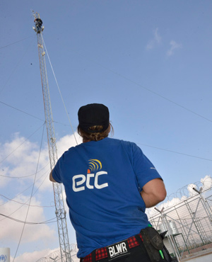 The ETC team installing a repeater at Domiz refugee camp, outside Dohuk. Photo: WFP/Adam Ashcroft