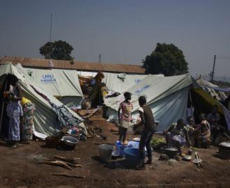 Displaced people at the Bangui Airport, where they found shelter from the violence. Photo: UNHCR/ S.Phelps