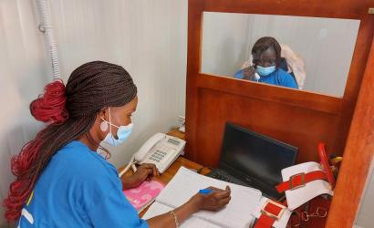 Operators take calls around the clock. The 1212 number is a lifeline for the four million Central Africans trying to stay safe amid the COVID-19 pandemic. Photo: WFP/Elizabeth Millership